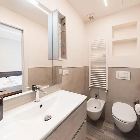 Dall'arca Station - Center - Fiera ゲストハウス ボローニャ